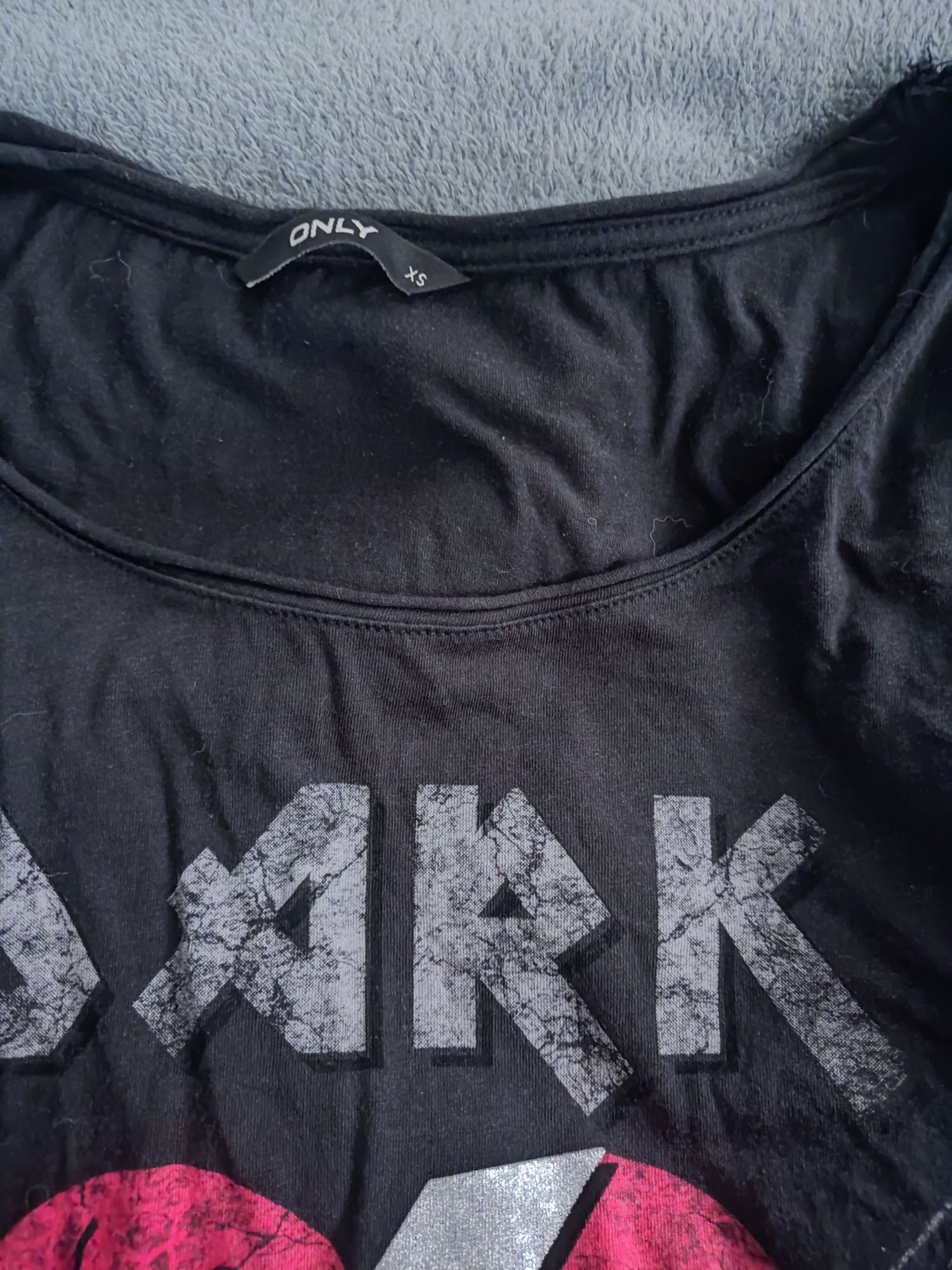Czarny T-shirt damski z nadrukiem