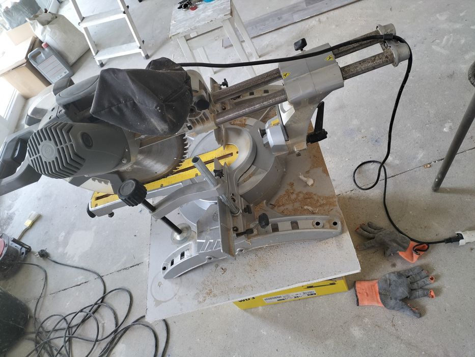 Piła ukosowa 305 mm z posuwem