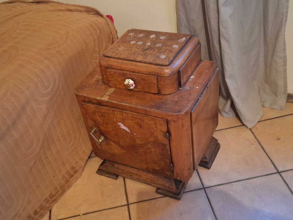 stoliki nocne  drewniane