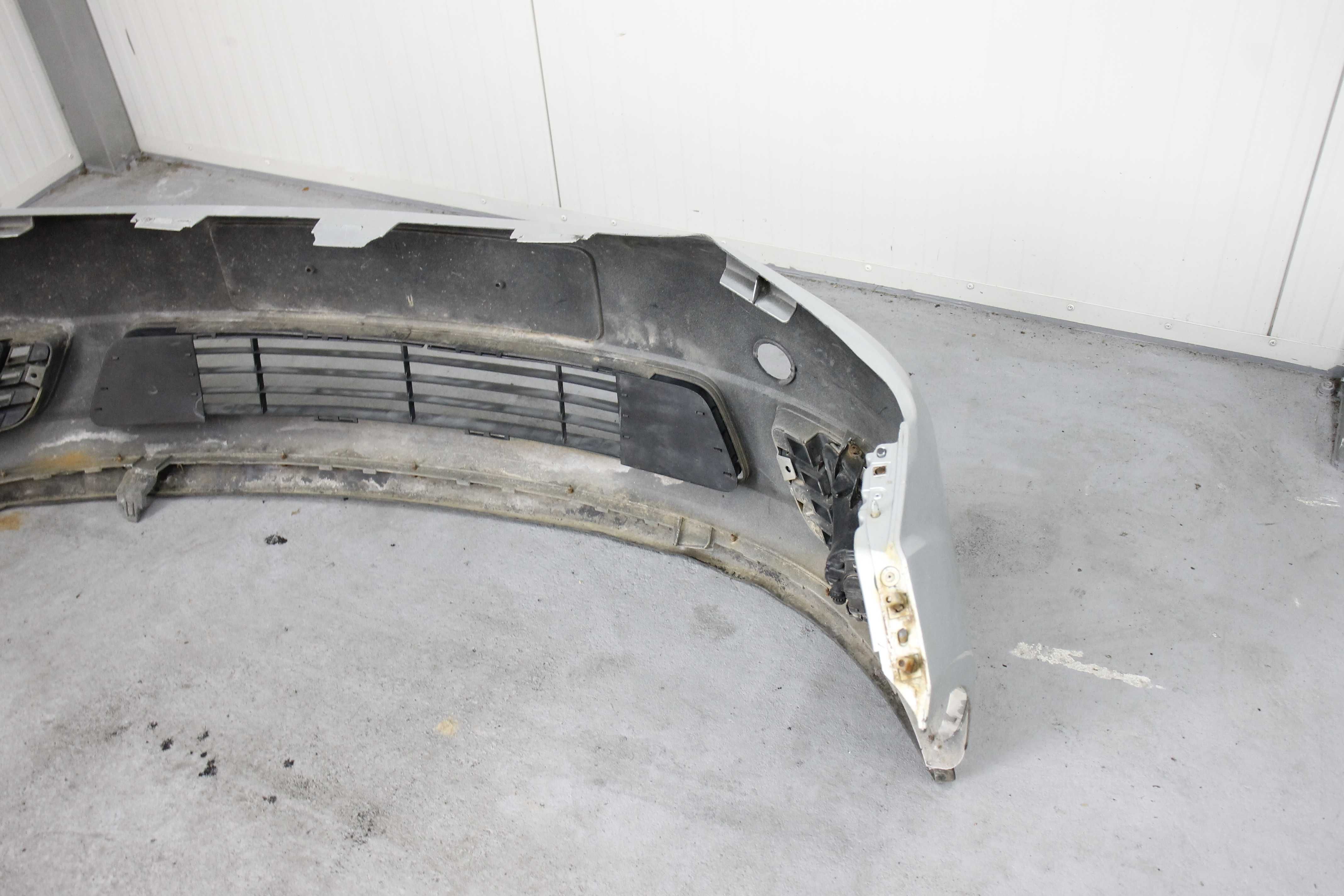 Zderzak przód przedni Ford Fiesta Mk5 MkV halogeny oliwkowy