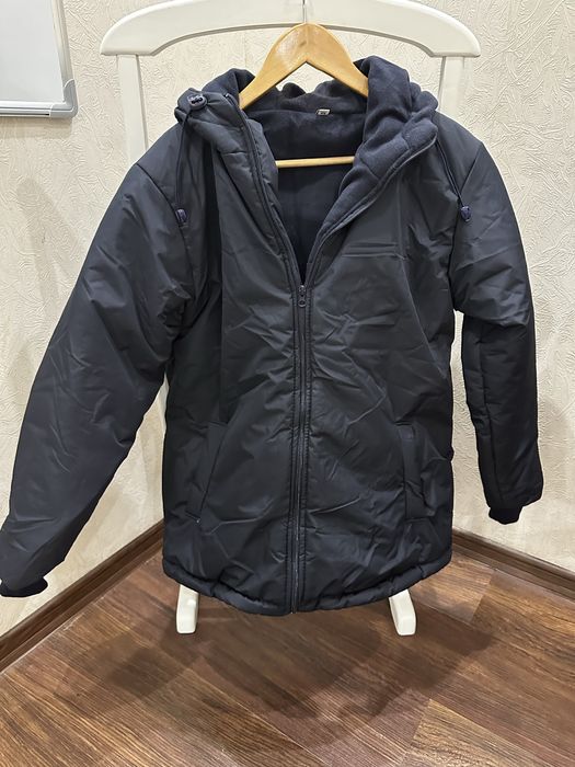Куртка чорного кольору . Розмір М