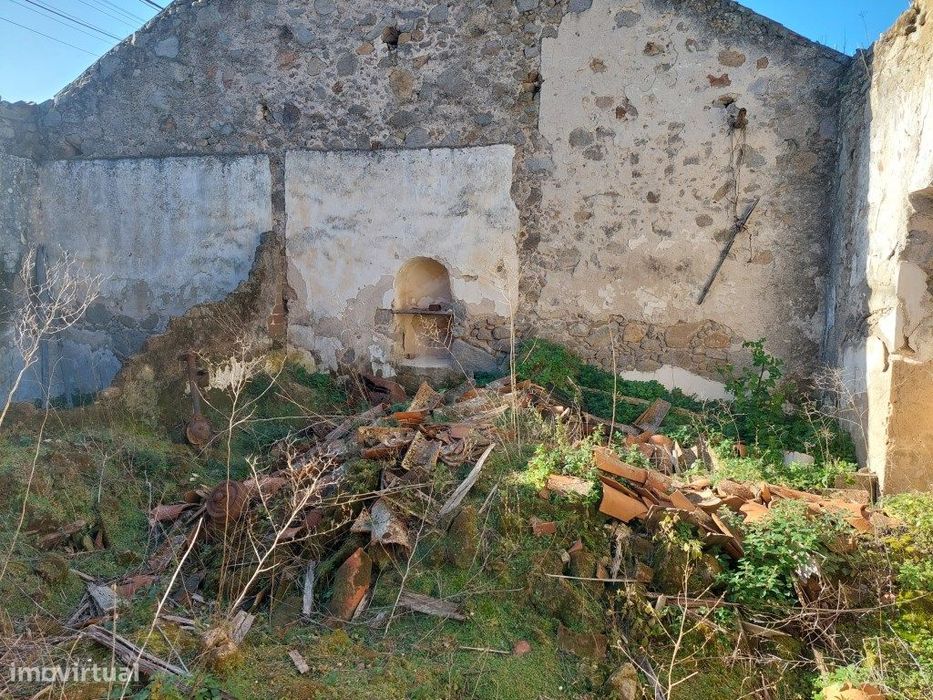 Casa térrea em ruína, localizada na Nave, Monchique