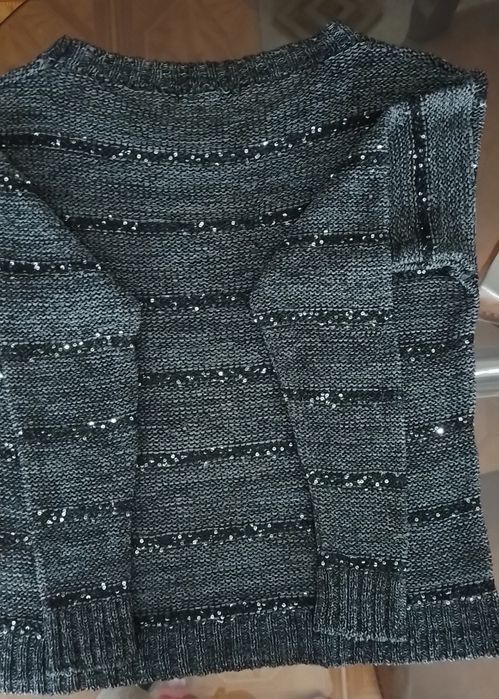 Bonita elegante camisola com lantejoulas  usada  bem conserváda