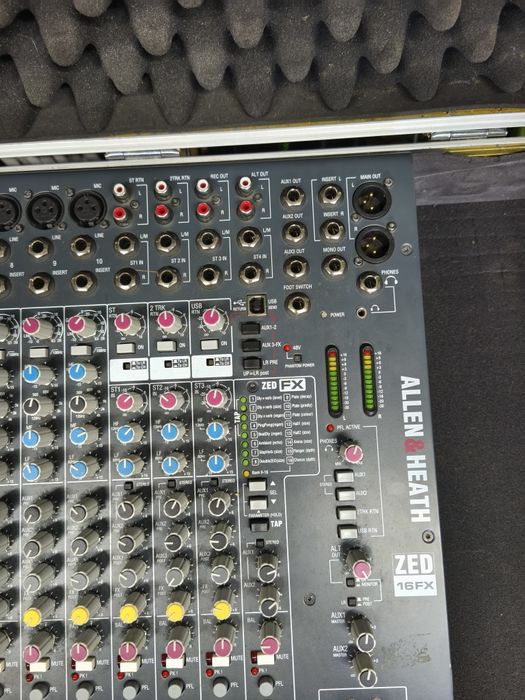 Mesa de som 16 canais Allen&Heath + case