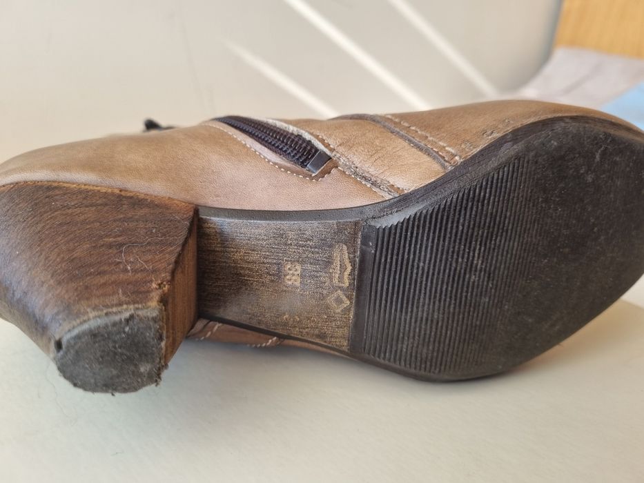 Botins nude em pele natural