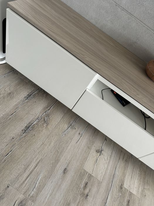 Szafka RTV bialy polysk, blat drewno