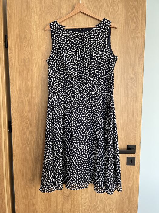 Sukienka marki Patricia w rozmiarze 42, dodająca wdzięku, w groszki