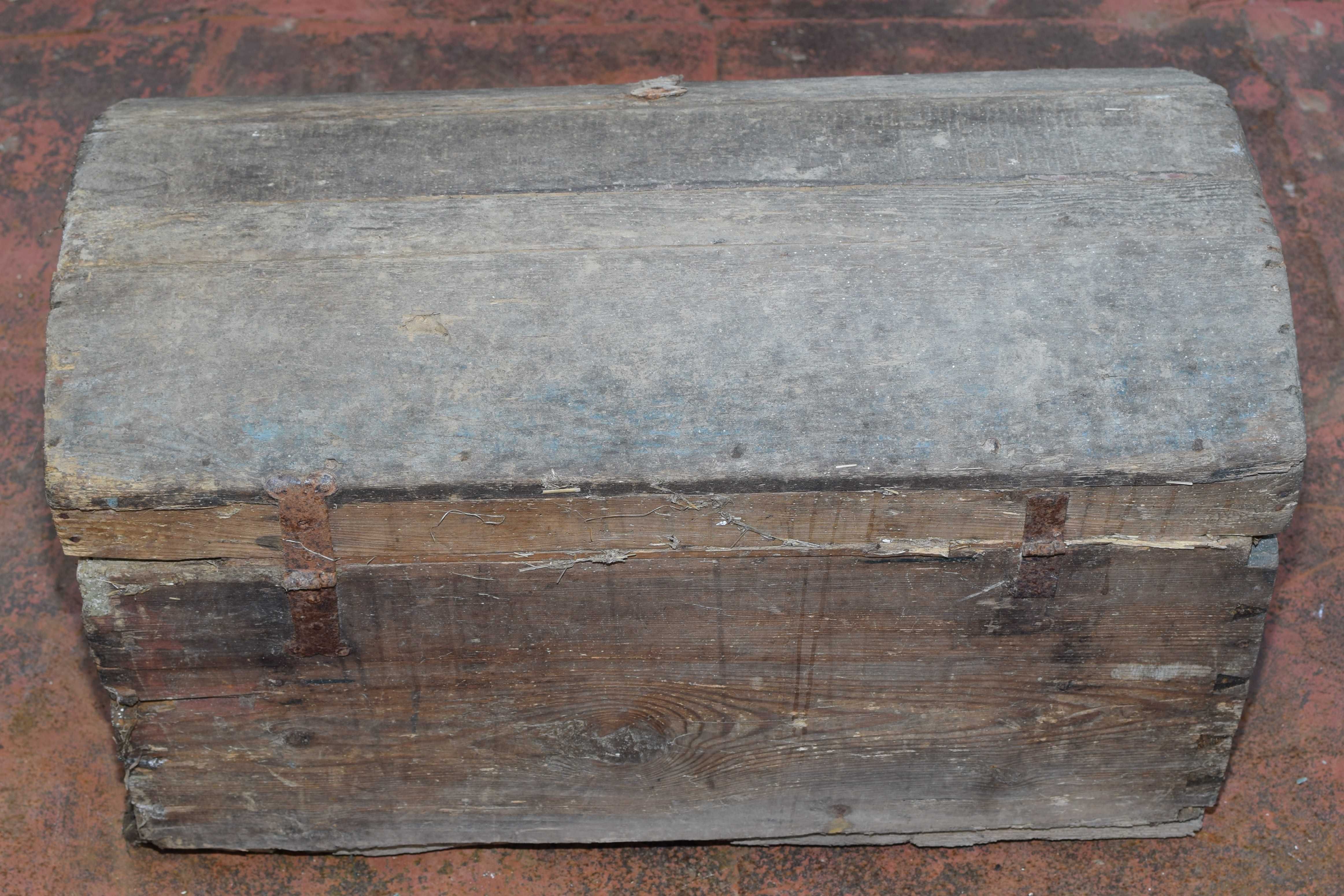 Stary drewniany kufer skrzynia pojemnik
