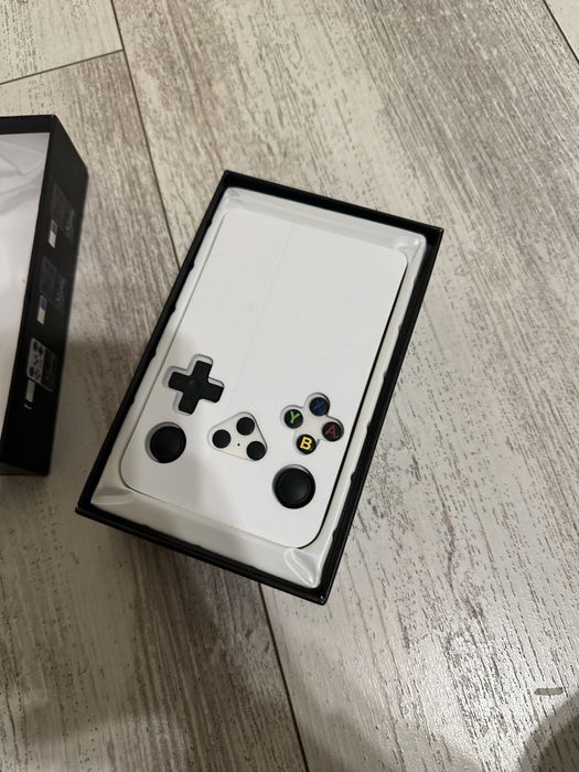 Продам портативну поейстейшен R36S