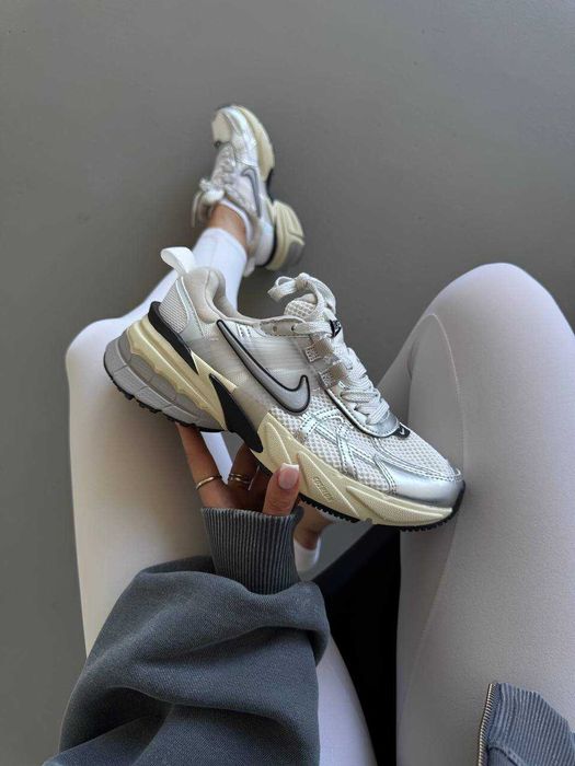 Жіночі кросівки Nike V2K Runtekk срібло з чорним  1320 ТОП