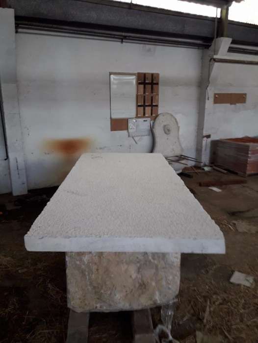 Mesa em pedra grande rústica. 240 cm comprimento