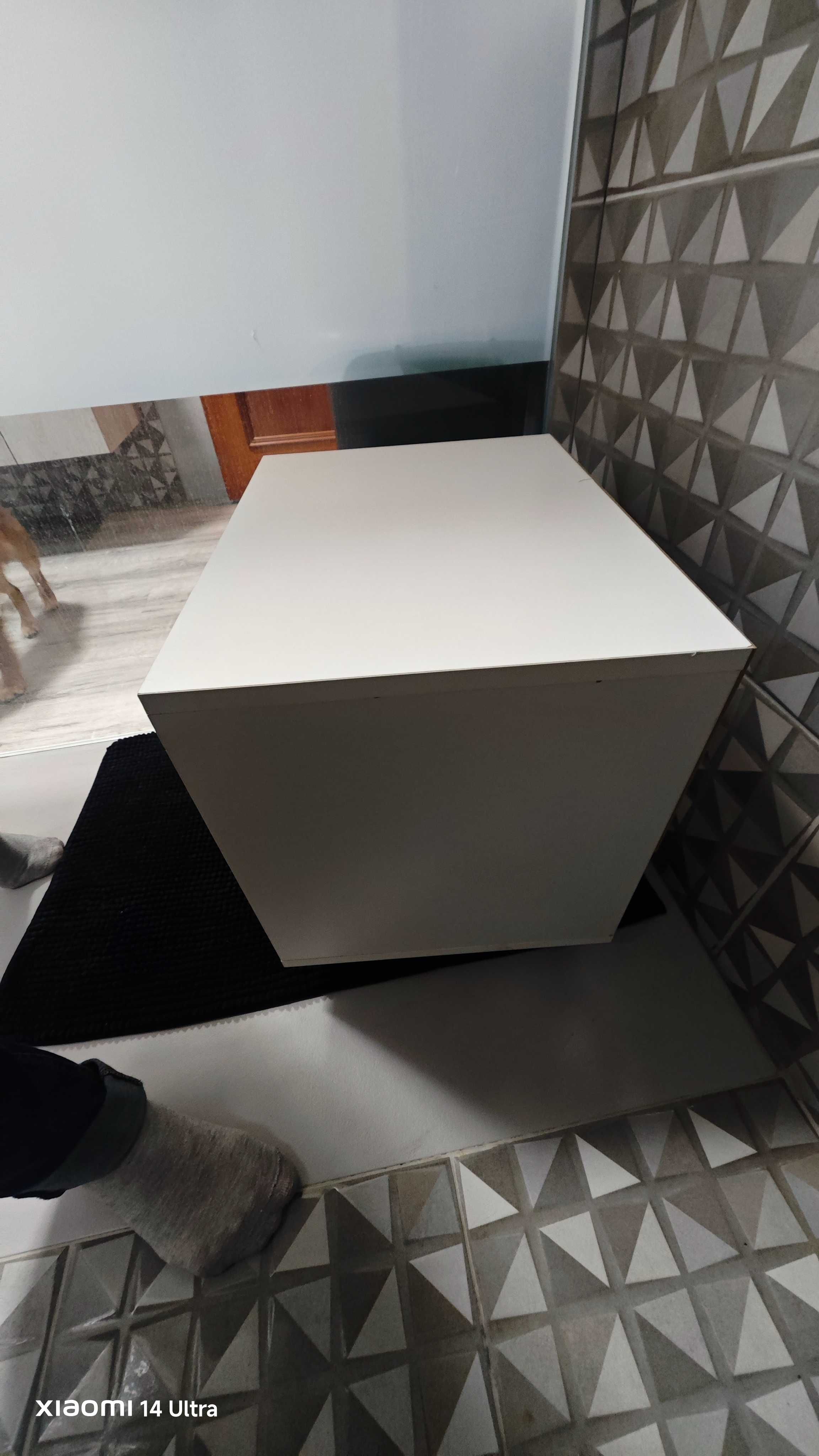 Mesa cabeceira branca
