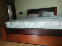 Cama e mesinhas de cabeceira