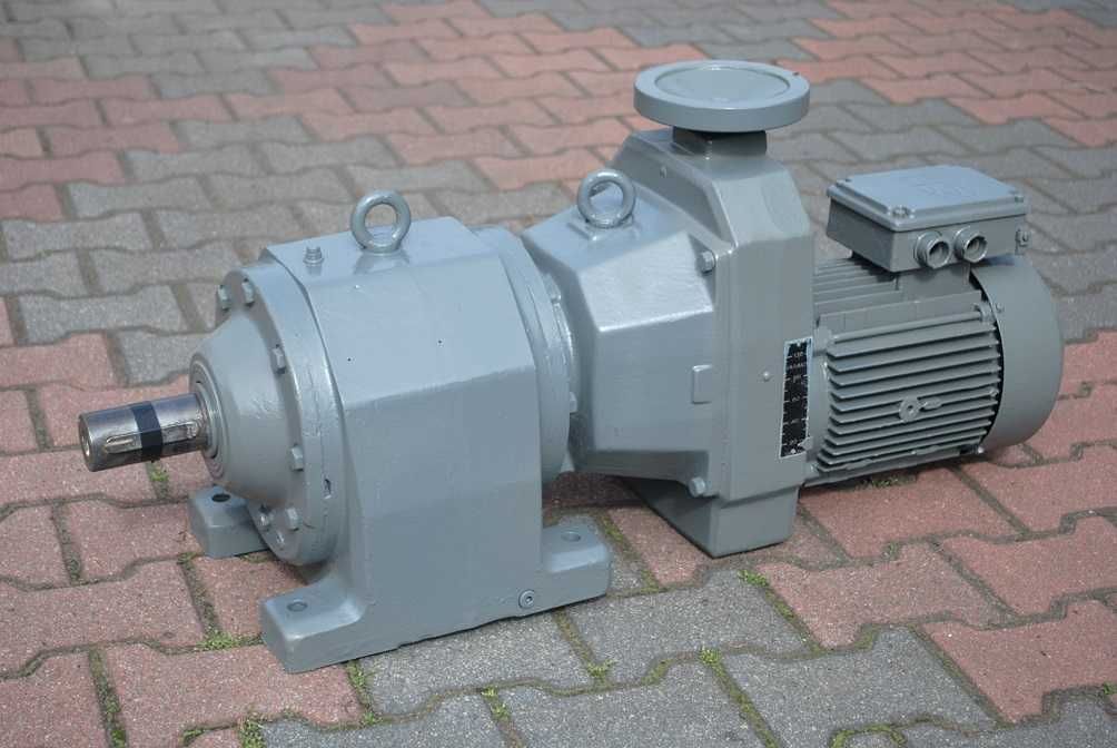 Motoreduktor dwubiegowy 1.3/2kw z regulacją 1,5-9/2.5-15obr.