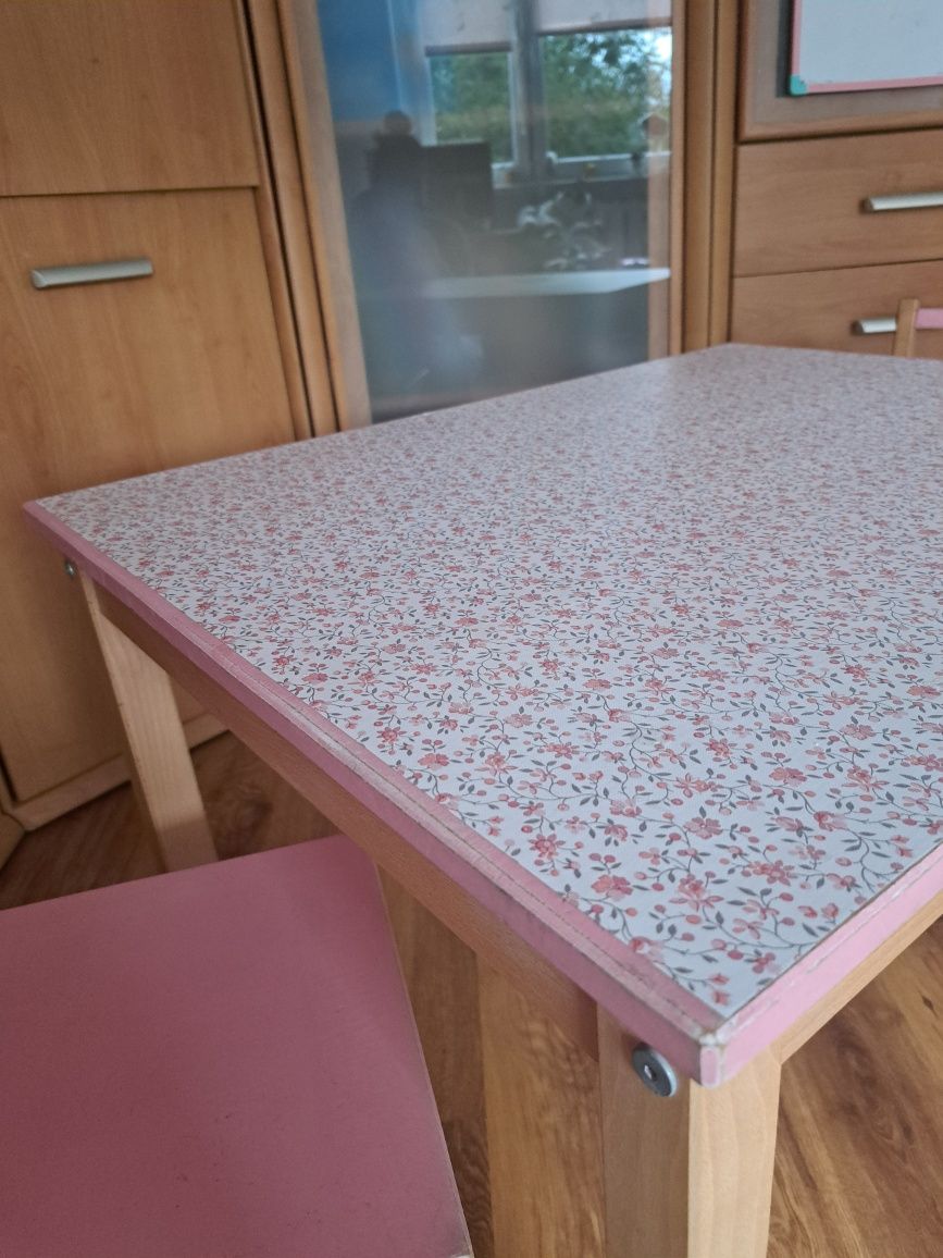 Stolik dla dzieci drewniany i dwa krzesełka
