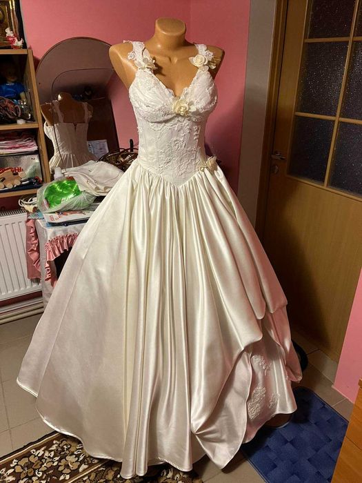 Пишна весільна сукня з королівського атласу, як нова (розмір 44–46)