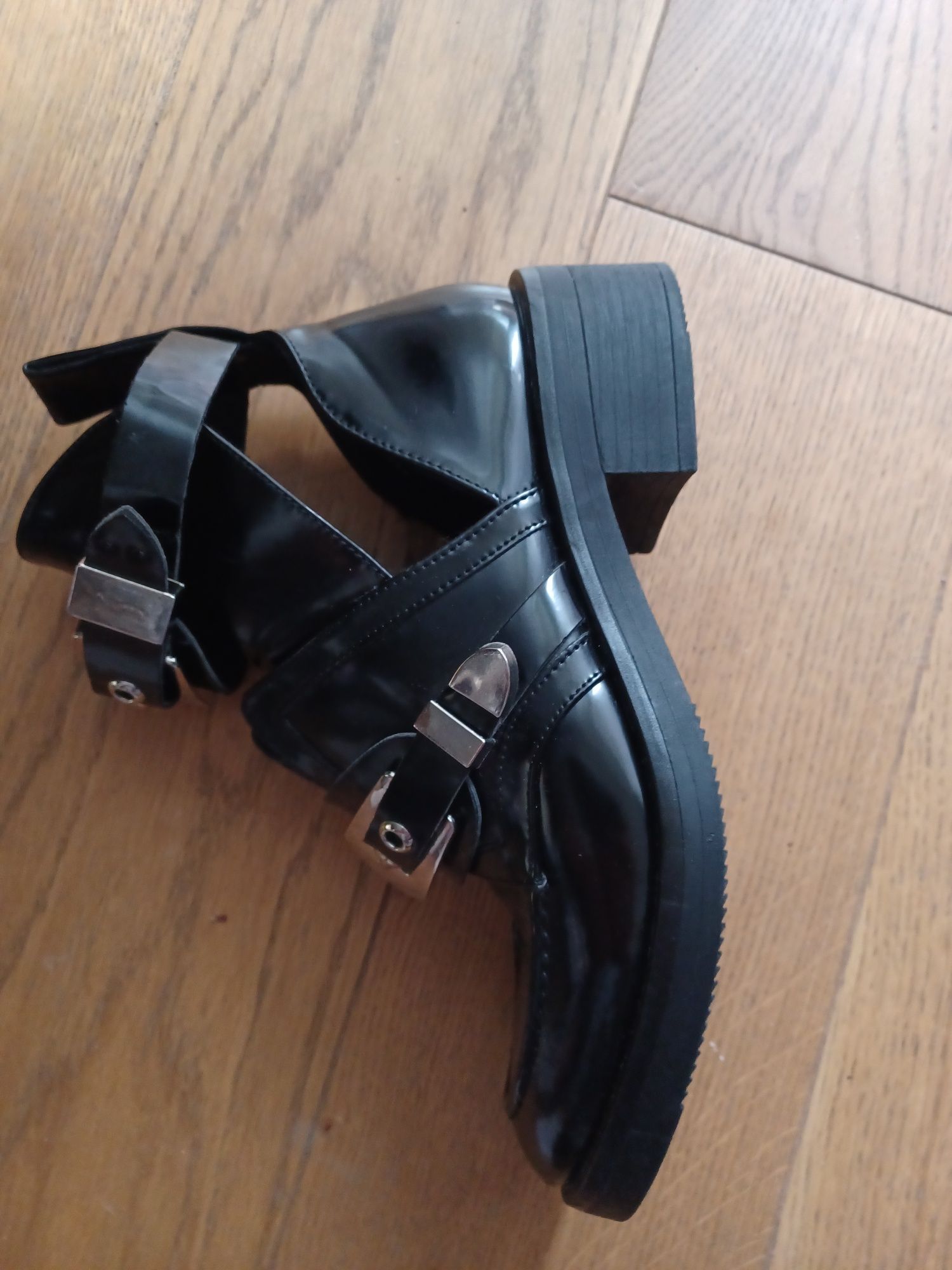 Buty damskie lakierowane