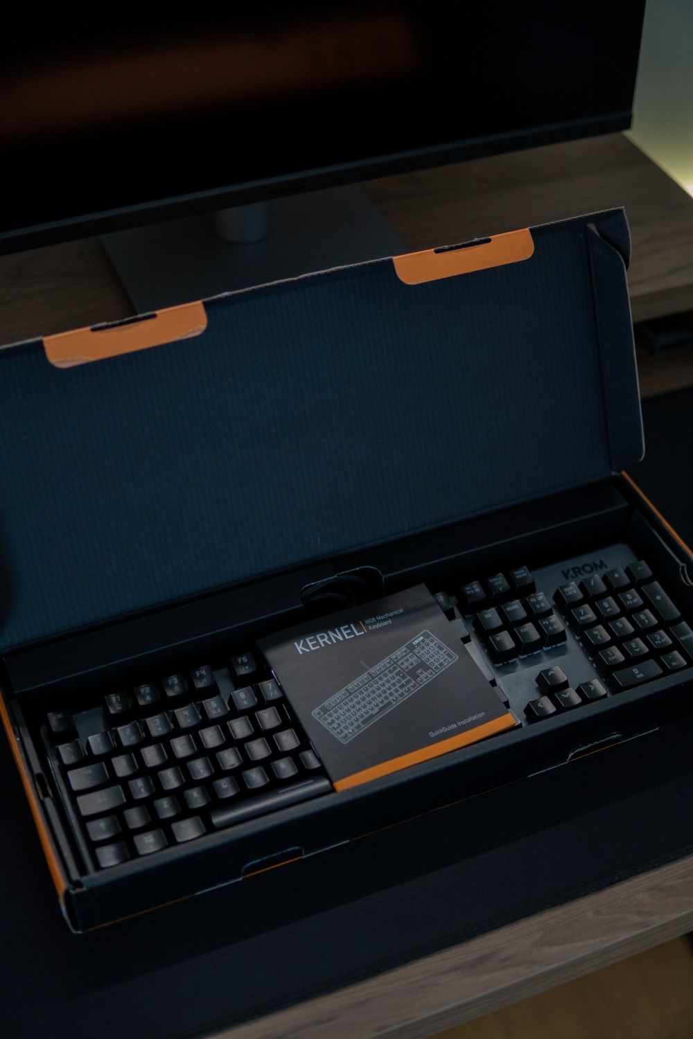 Teclado Mecânico KROM Kernel (Switches Vermelhos) - Como Novo