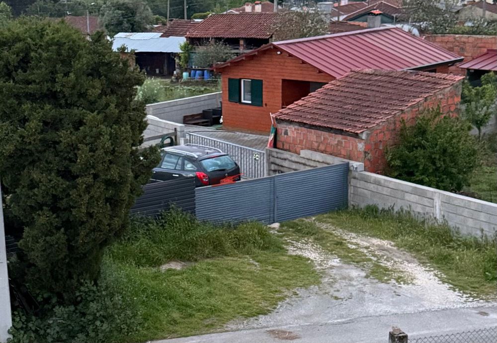 Casa madeira T2 + casa antiga (ruínas)