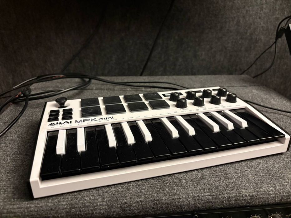 Продам MIDI-клавіатуру AKAI MPK Mini MK3
