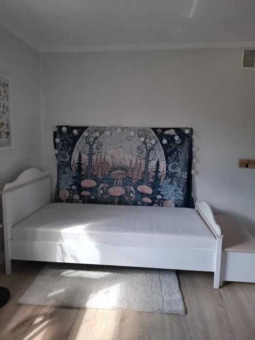 Łóżko z materacem bonellowym w komplecie i skrzynia na pościel