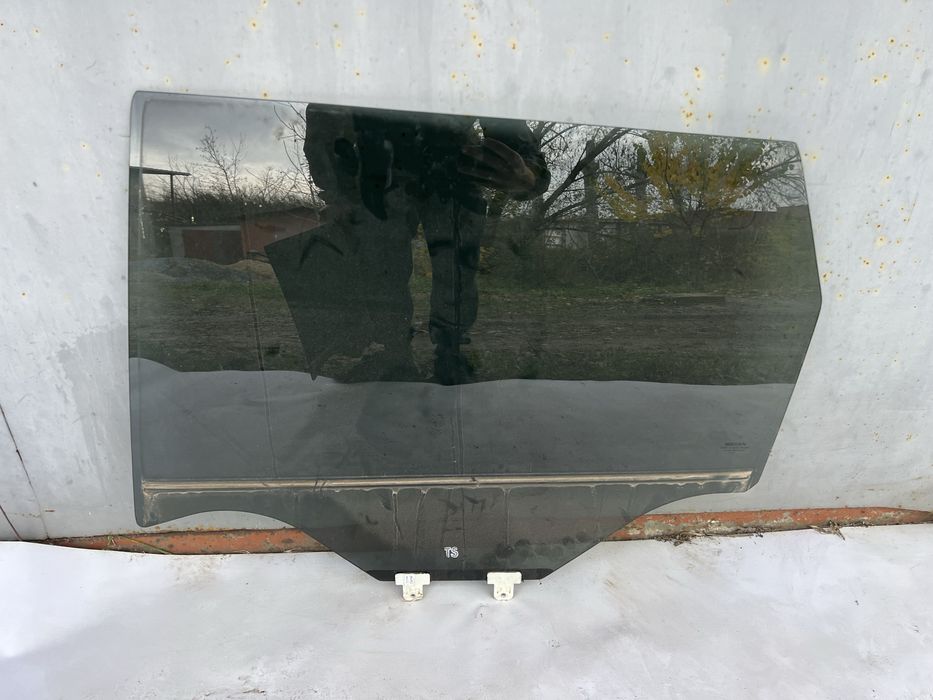 Скло в двері Nissan Rogue T33