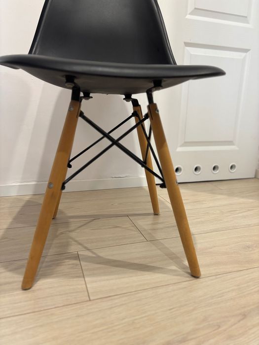 Krzesła skandynawskie czarne i białe