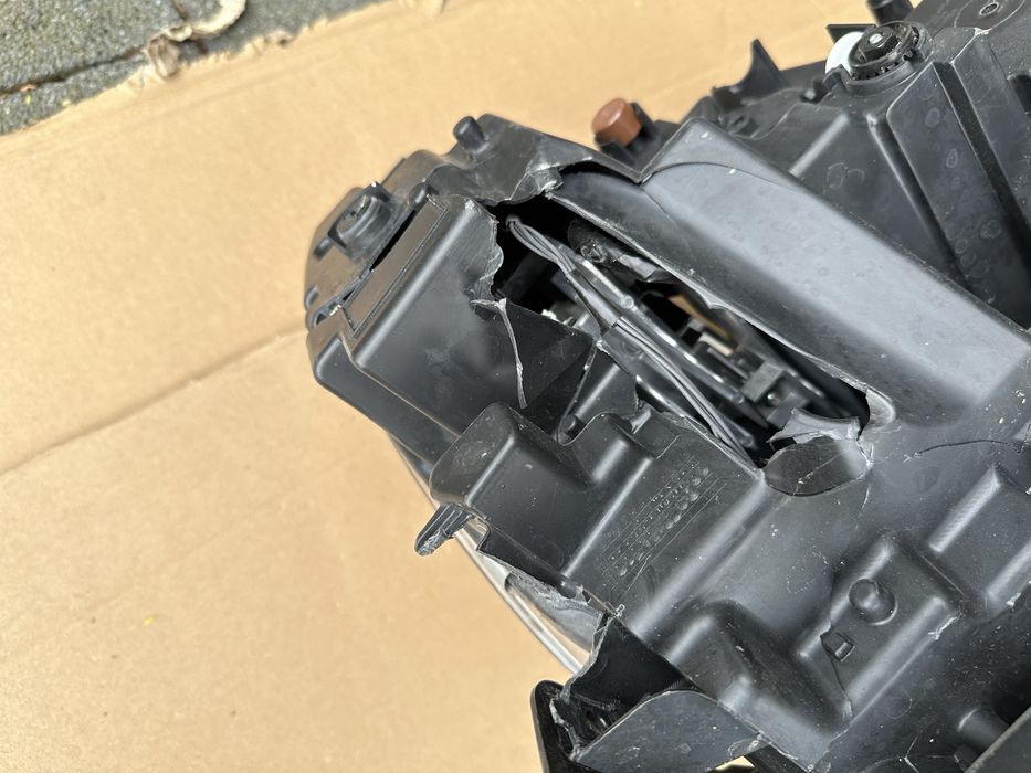 Lampa lewa przednia Dodge Ram 21- uszkodz.