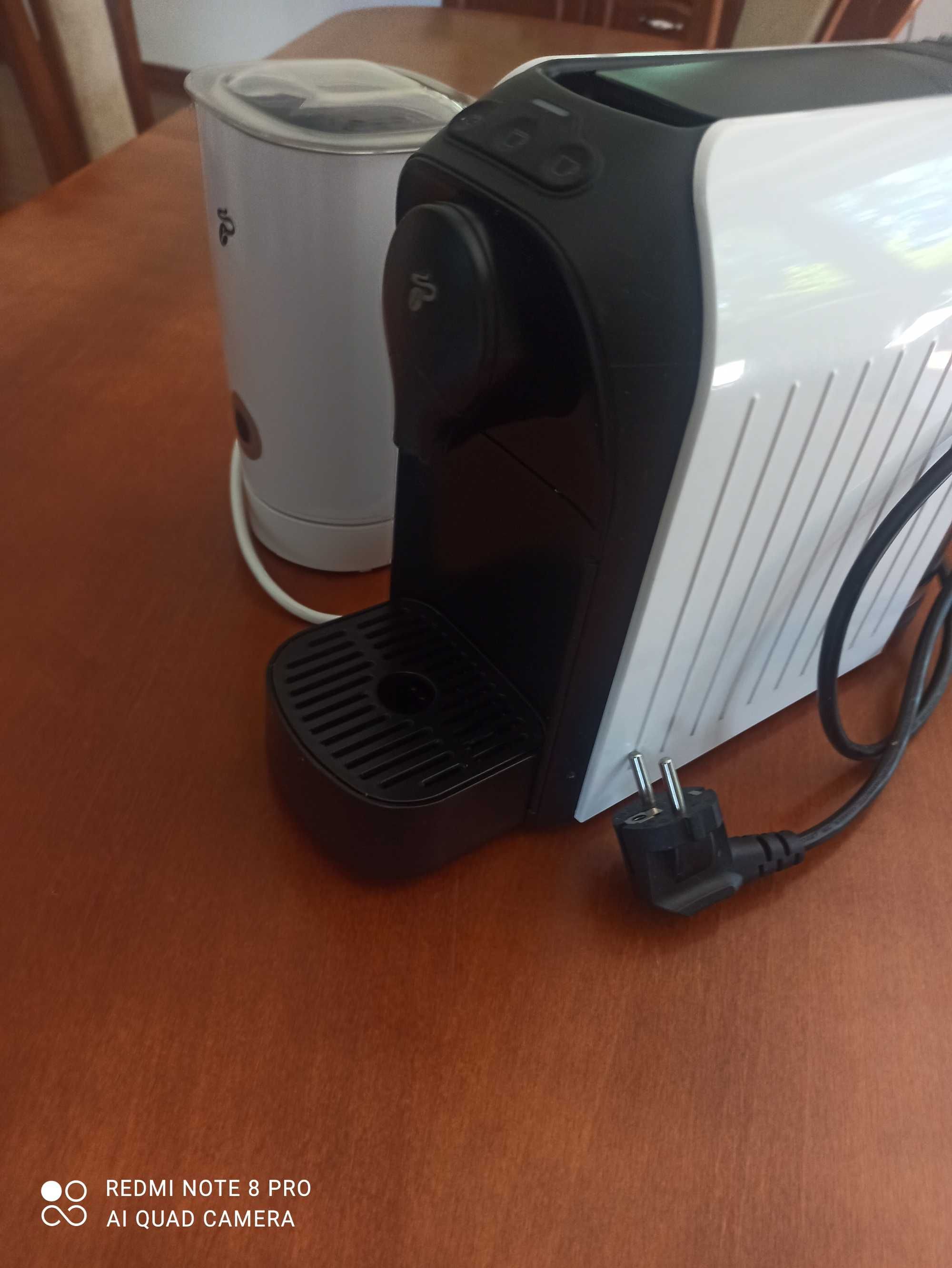 Ekspres ciśnieniowy Tchibo Cafissimo EASY White+ spieniacz do mleka
