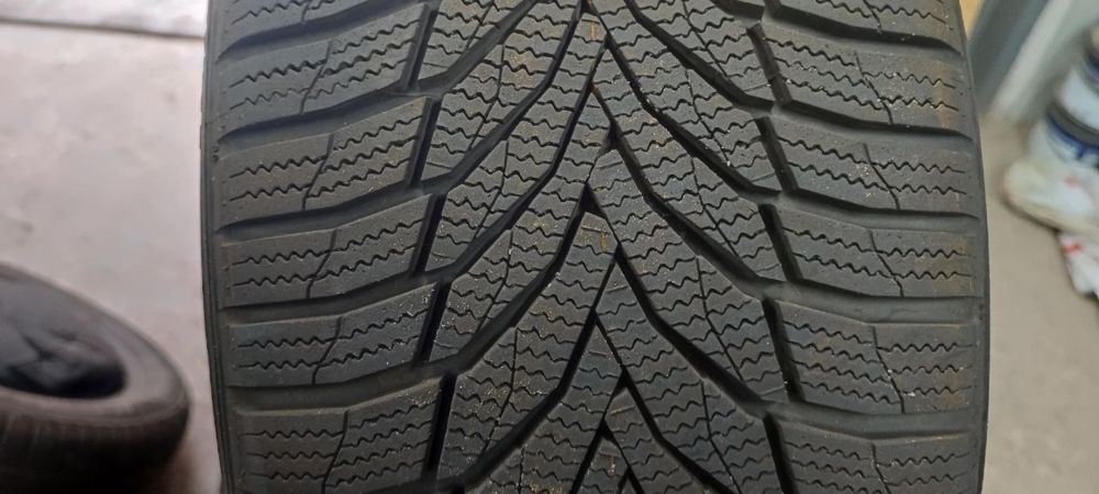 Продам резину 235/45/17