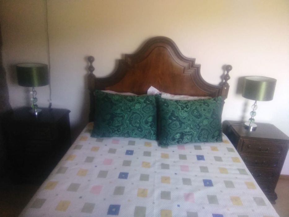 Cama, cabeceiras e cómoda