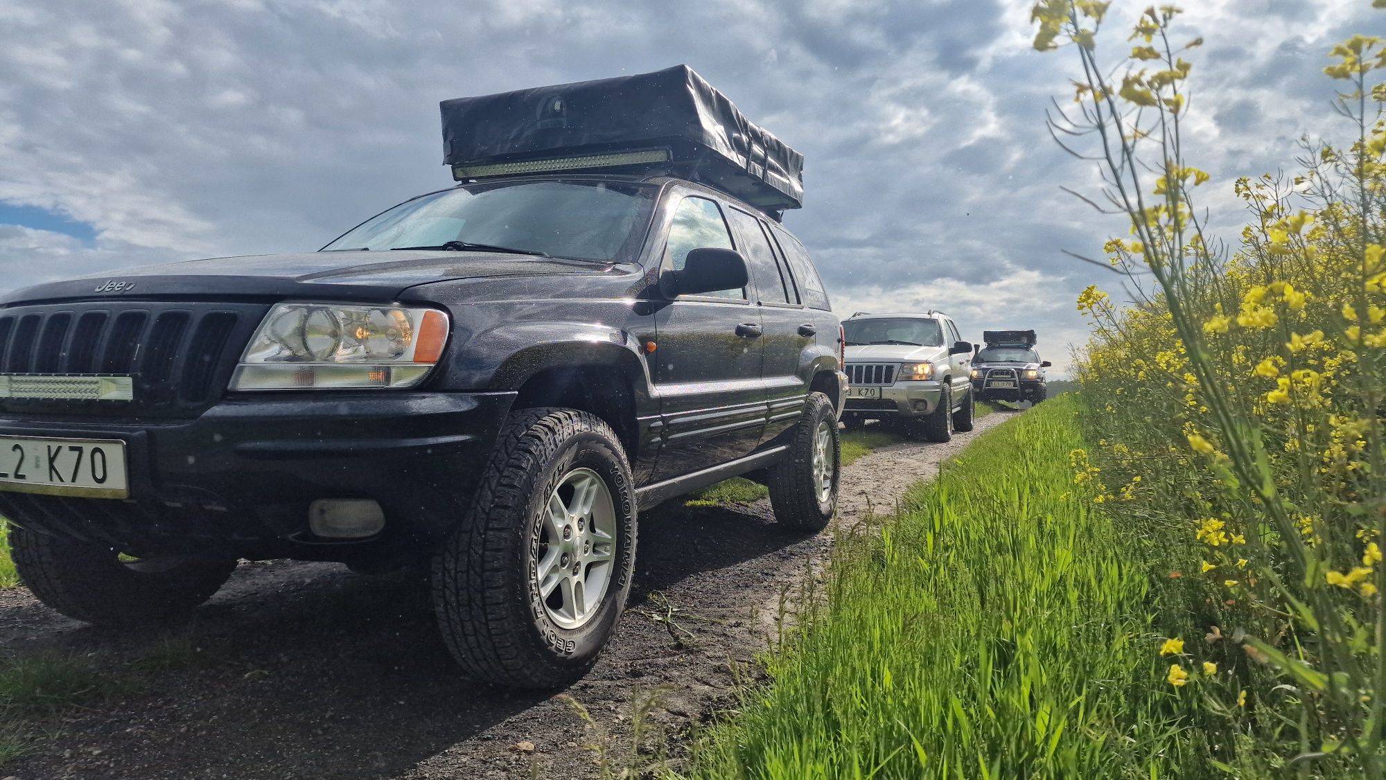 Wynajem samochodów terenowych jeep grand cherokee WJ z namiotem dachow