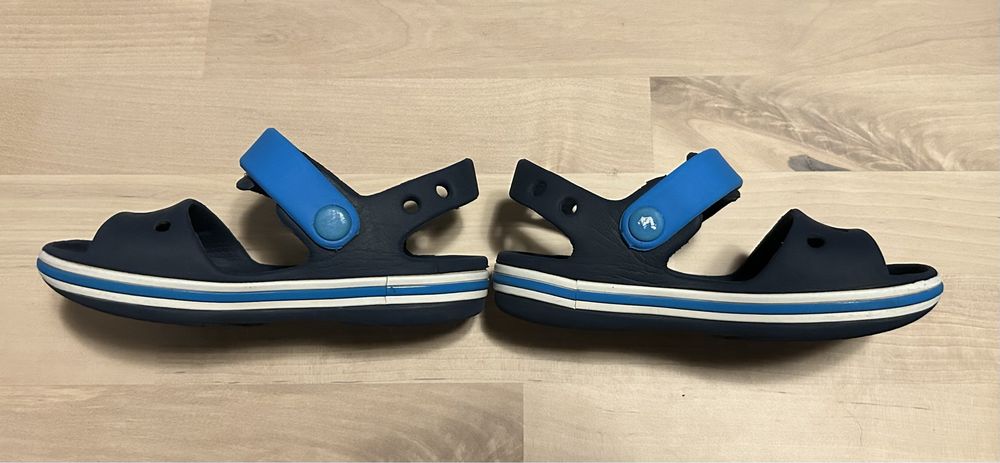 Crocs C8 w kolorze niebieskim