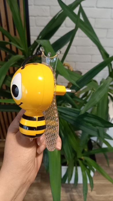 Lampka nocna do kontaktu pszczółka