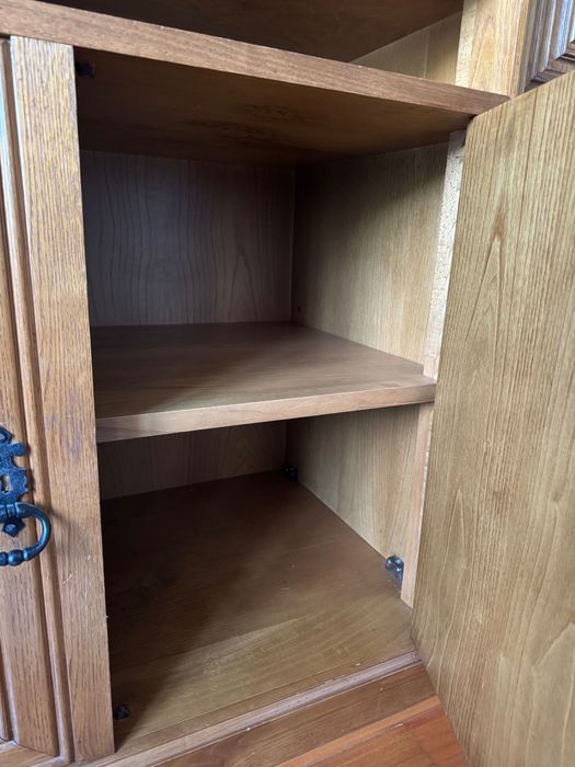 Móvel de sala grande em madeira escura com muita arrumação