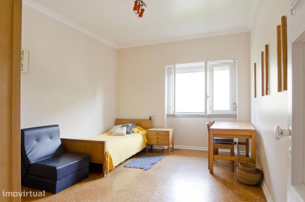 840 - Quarto com cama de solteiro