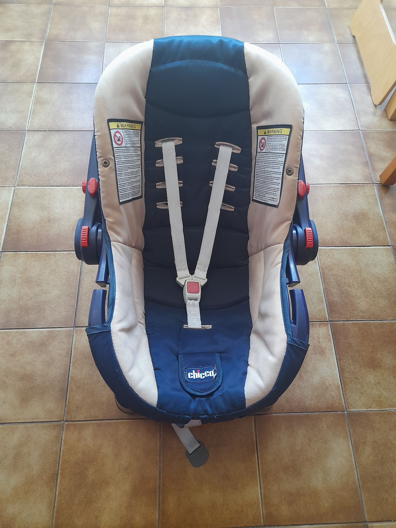 Cadeira bebe em em forma de ovo