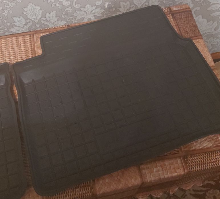 Продам коврики в тойота авенсис т25 седан