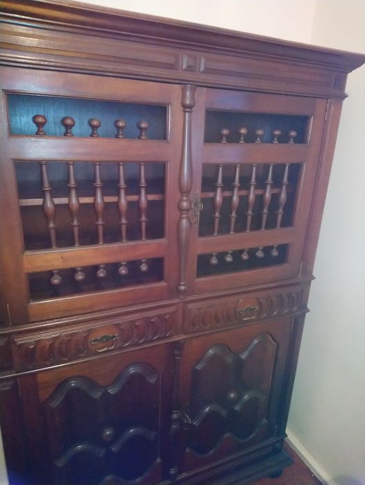 dois móveis louceiros