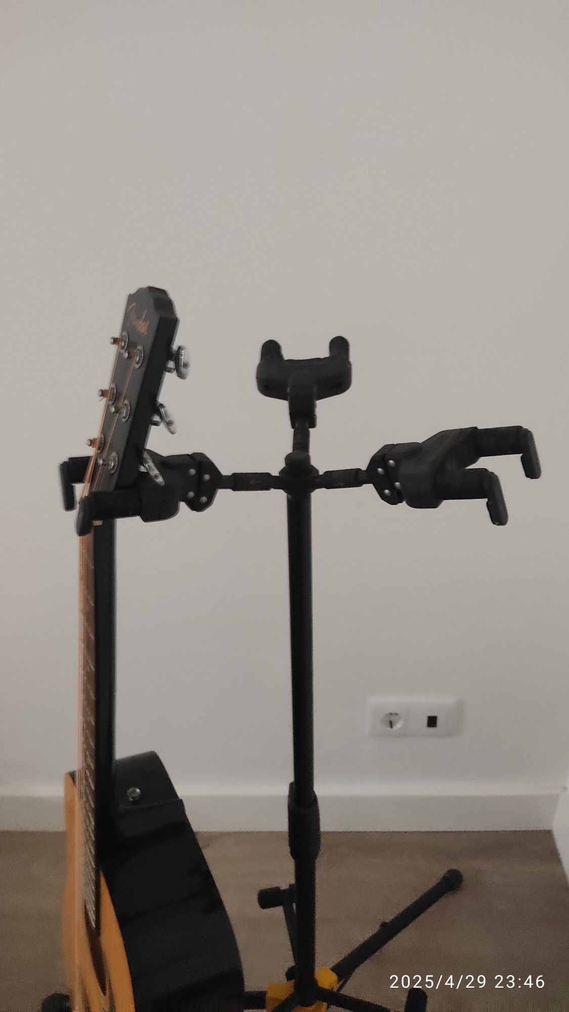 Guitarra e suporte de guitarra com pouco uso
