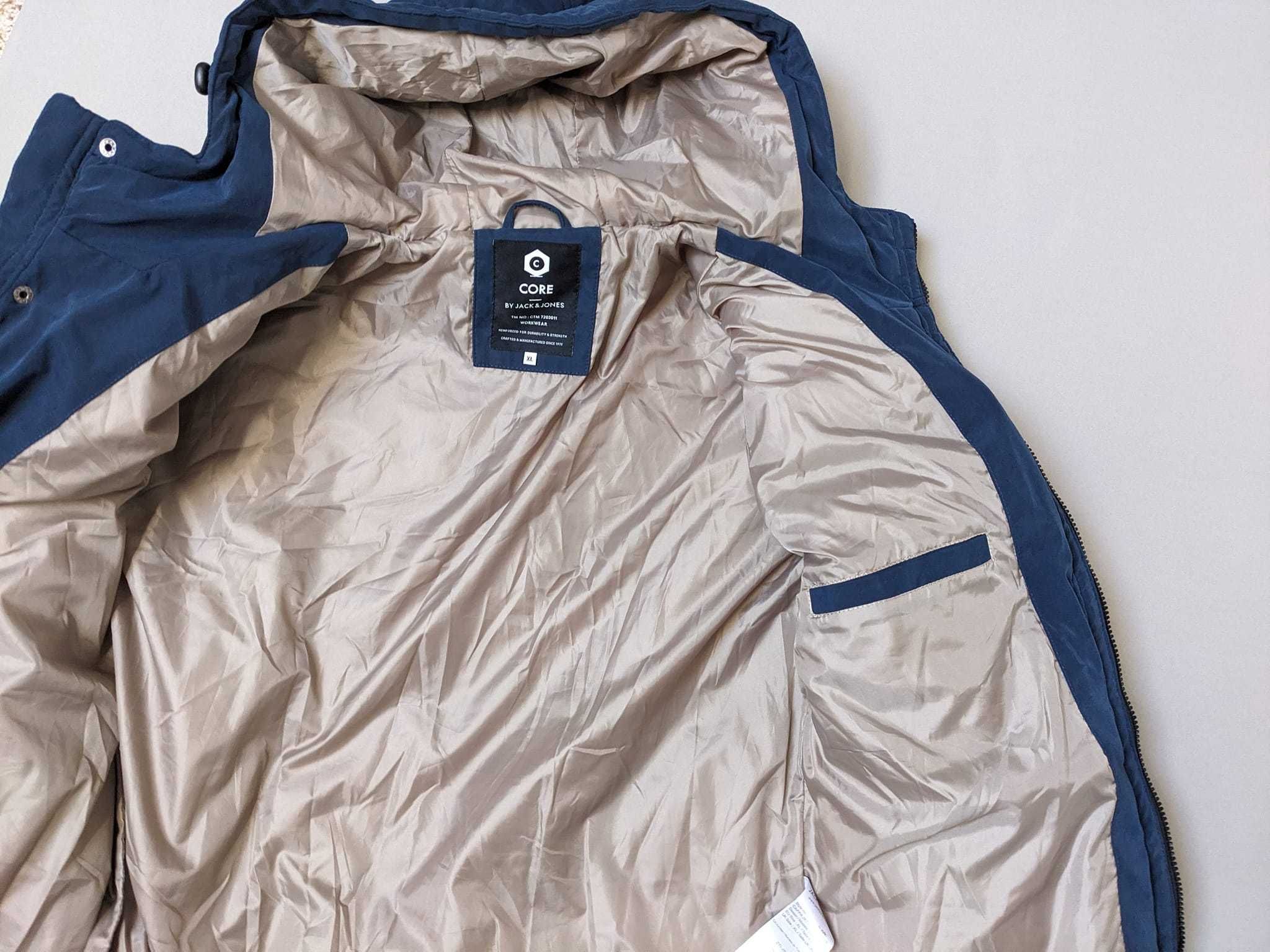 зимова куртка Jack&Jones Cappa CORE Jacket
Розмір XL (L) 
Cтан нової!