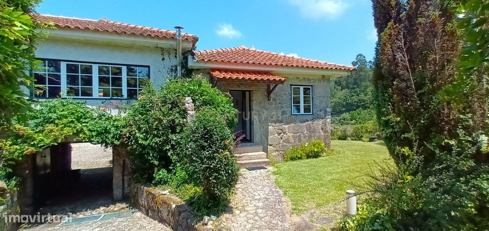 Moradia de Arquitetura Rural em V. N de Cerveira, com vasto jardim e p