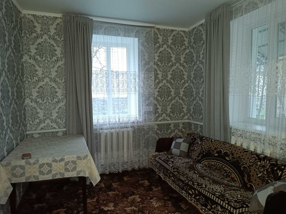 Здається пів будинку р-н школи 12, охайний,всі зручності,двір для авто