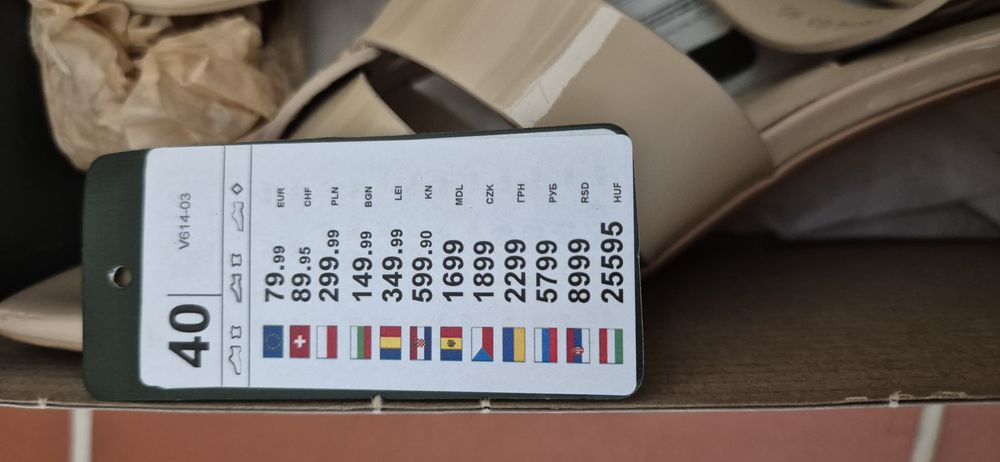 Klapki lakierowane Gino Rossi. 40.