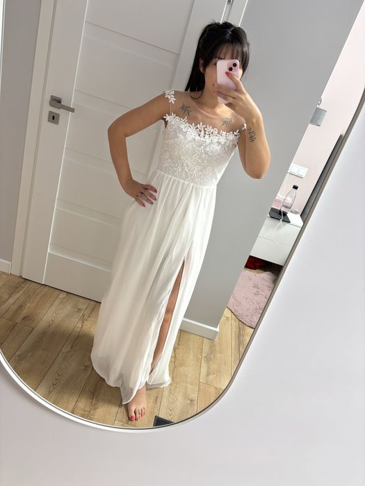 Suknia ślubna z rozcięciem