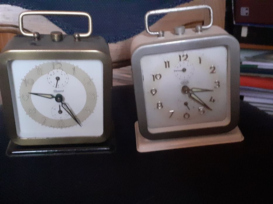 Relógio JAZ despertador muito antigo a funcionar.