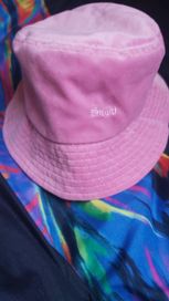 Różowy kapelusz bershka