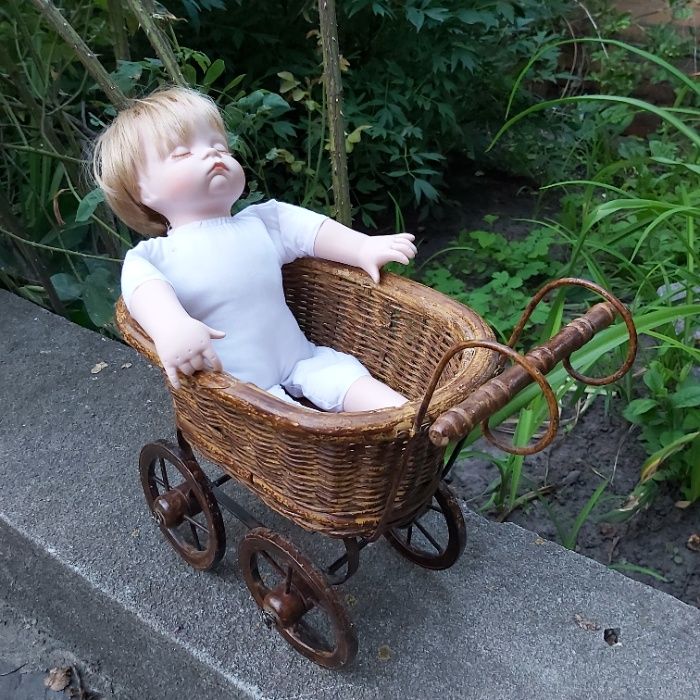 Фарфоровая кукла в винтажной кукольной коляске.Европа.