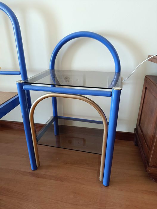 Cama solteiro azul e mesa de cabeceira