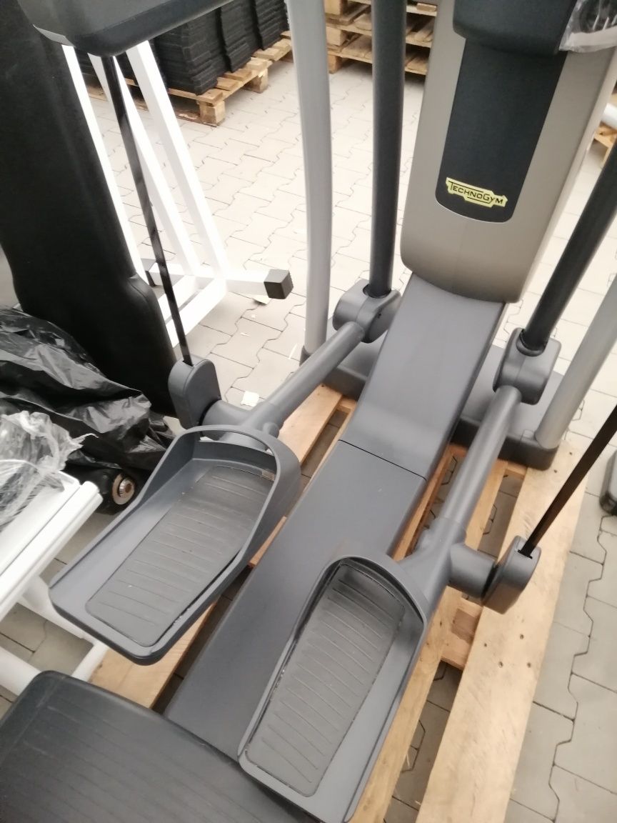 Орбитрек TechnoGym Vario 700 VISIOWEB Киев в наличии